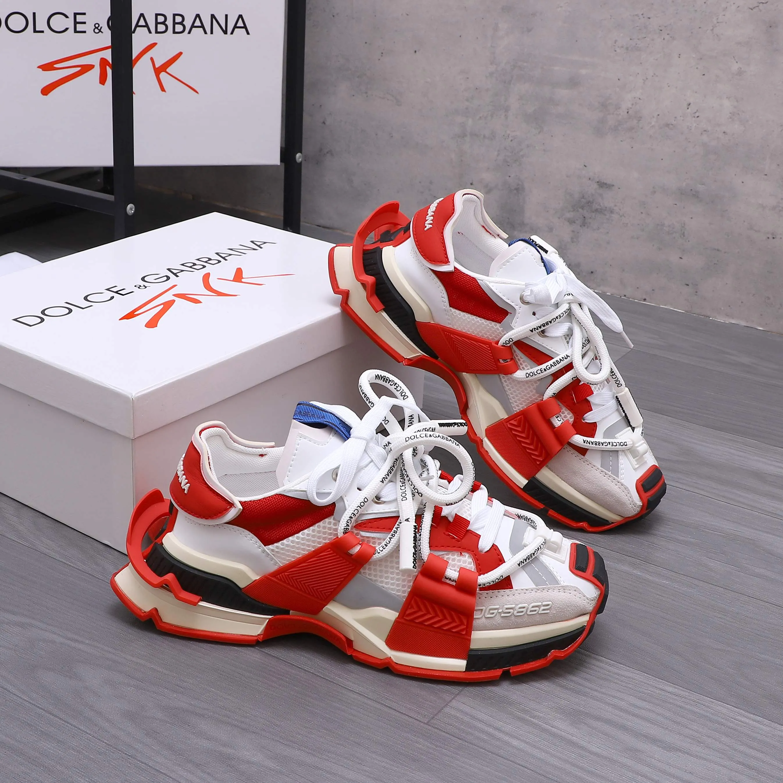 Men's shoes 💰660 Product trademark: DG (Dolce & Gabbana) casual shoes for couples. Regular size: 35-46 (45.46 is custom-made and non-returnable) Product materials: Selected cowhide stitching mesh upper, mesh lining, cowhide insole, original outsole